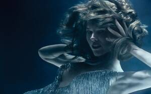 2026年版、「ピレリカレンダー」が公開へ──ソルベ・スンズボーが撮った“エレメンツ”