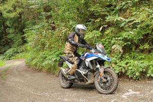 足が長くてシートがもっと高い！　BMW Motorrad「R 1300 GS・GSスポーツ」は不慣れなライダーでも楽しめる？