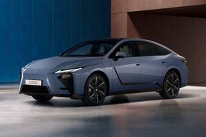 新型レクサス『ES』　英国ではEVモデルのみ販売か　アウディやBMWと競合