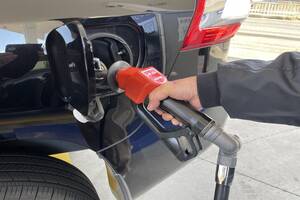 ガソリン高騰でマイカー通勤の手当が足りない？ 10円定額補助の影響と通勤手当の計算方法を解説。