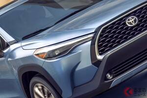 【米国】トヨタ新型「カローラクロス」発表！ 2つの｢異なるデザイン｣爆誕＆内装も“大幅刷新”!? 「鮮やかな新色」で進化した｢コンパクトSUV｣のスゴさとは!? 2025年秋販売開始