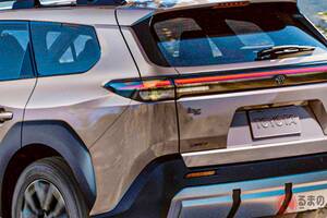 トヨタ新型「ステーションワゴン“SUV”」初公開！ 高性能「4WD」×全長4.8m級ボディ採用「bZ4X ツーリング」！ 斬新サメ＆ツルツル顔の「新モデル」どんなクルマ？