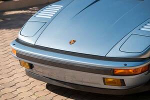 世界に1台だけのカラーを纏う「911ターボ  フラットノーズ カブリオレ」が約6390万円で落札