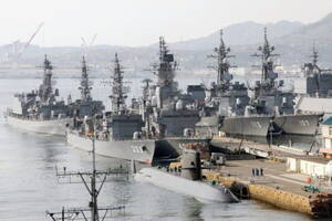 「海自の重要拠点」に“異色すぎるイージス艦”が来た！ アメリカと日本に続く「3番目のイージス導入国」のフネ