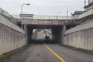 夏の豪雨や台風で度々水没「アンダーパス」なぜ無くならない？ 上に道通せばいいじゃないですか