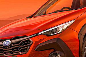 スバルの「リミテッド・サン・ブレイズ」！ 鮮烈オレンジに染まった「新コンパクトSUV」！ 約335万円の「クロストレック」が販売店でも話題に