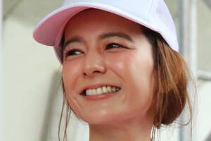 「スザンヌ」が“庶民派”な「愛車」を公開！ 10年以上ぶりに運転する「“外車顔”モデル」って何？ 「素敵なクルマ！」声も集まる「意外なクルマ」とは