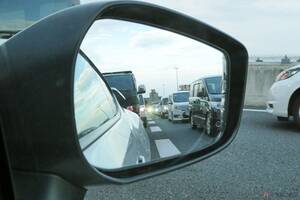 クルマからは見えてないかも？ バイクでクルマの隙間をすり抜けた際の死角を徹底解説
