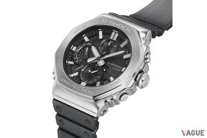 重厚×軽快――フルメタル×シリコーンで進化したG-SHOCK「GMC-B2100Y」が魅せるクロノグラフの新境地とは