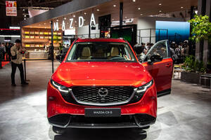 新型マツダ「CX-5」、JMS 2025で日本初披露【写真145枚】。“CX-8並み”の後席とパッケージングの劇的進化、魂動デザインの「現在地」を解説