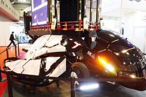 ジャパンモビリティーショーの一角に「とんでもない乗りもの」がいたのですが… 確かにEVだが“圧倒的な奇抜さ” 出展したのは東京都!?