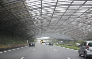 道路を覆う“スケスケのトンネル”一体どういった意味あるの!? “網”はなにを警戒しているのか