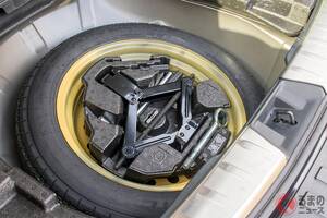 最近の新車はなぜ「スペアタイヤ」が装備されない!? 走行中にパンクしたらどうするの？ かつては当たり前の“予備タイヤ”が「オプション化」した理由とは？