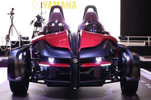 ヤマハの3輪オープンEV「TRICERA proto」はなぜ生まれた？ 答えは2輪車の「コーナリング」にあった？