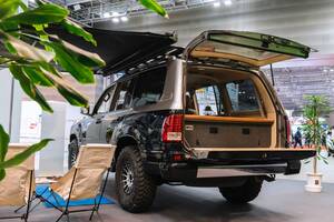 60フェイスの「ランクル」がキャンピングカーに変身！ フラットな就寝スペースと収納を完備したカッコいい“大人の秘密基地”【ジャパンモビリティショー2025】