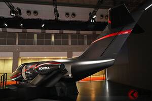 全長13mで8人乗り！ ホンダの「黒すぎる最上級マシン」実機展示！ 「トイレ」もある豪華内装でめちゃ快適！ 憧れの「ホンダジェット エリートII」JMSでモックアップ展示