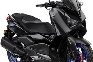 「X」をモチーフにしたヤマハの「新スクーター」登場！ 「MAX」シリーズの血統を継ぐ「XMAX」2026年モデルをインドネシアで発表 2グレード、4色のカラーリングを展開