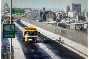 道路が「あったか い」 首都高を“雪国仕様”にするスゴイ技術 「この紙1枚埋めるだけ」で雪を溶かす！