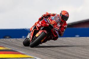 ドイツで無敵のマルク・マルケス、独走で今季7勝目！　完走10台のサバイバルを兄弟ワンツー｜MotoGPドイツGP決勝