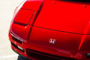 1000超え！ ホンダ「“和製スーパーカー” NSX」登場！ 全長4.4mサイズにパカッと開く「リトラライト」×高性能V6ユニット＆5速MT搭載！ 伝説の“34年落ちモデル”が豪で落札