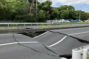 なぜ千葉・市原の国道16号は陥没したのか？ 原因はゲリラ豪雨だけじゃない！ 地中の下水管や雨水管の老朽化も。【道路のニュース】