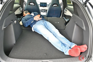 未発売の新型「SUV」で最速「ごろ寝」実施！ 車中泊は出来る？ BYD「アットスリー」の寝心地はいかに