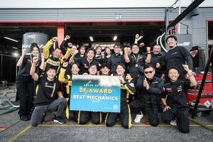 スーパーGT第8戦もてぎのZFアワードは今季初の3位表彰台を獲得したTEAM UPGARAGEが受賞