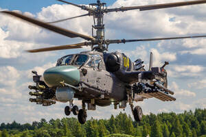 ロシア軍の攻撃ヘリ ドローンに撃墜される!?  飛行中に横腹に突っ込む瞬間が公開される 上下の回転翼が目印