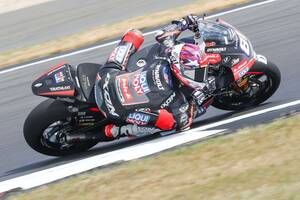 Moto2イギリス決勝｜最終コーナーまで続く大攻防、セナ・アジアスがごっつぁん初勝利！　PPカネット失意4位