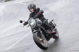 違反で反則金が科せられる可能性も!? 雨の日にバイクで走る際は水たまりに気を付けて！ 雨にまつわる事故や違反の危険性を徹底解説
