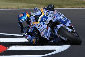 兄貴を破りアレックス・マルケスが今季初スプリント勝利！　ポールシッターのクアルタラロ奮闘も7位｜MotoGPイギリスGPスプリント