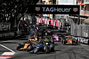 フロントロウ2台が接触、約40分の赤旗。FIA F2第5戦レース2はリタイア9台の大荒れに