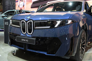 BMW初の「ノイエ・クラッセ」日本導入は2026年後半に、新型『iX3』アジア初公開…ジャパンモビリティショー2025