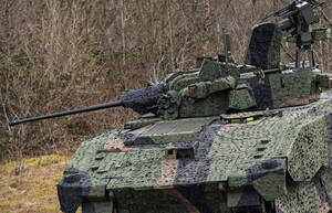 陸軍30年ぶりの新型「装甲車」ついに納入開始！ 強い硬い速い＆ハイテク でも“ヤバい騒音!?” イギリス