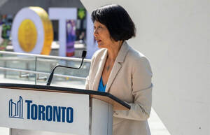 トロント市長がドジャースユニ着て街を自転車で疾走！ ワールドシリーズの激戦の裏でなにが!?