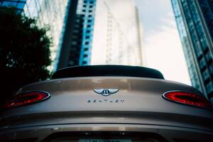 “超”ラグジュアリーな世界──ベントレー ベンテイガ アズール V8試乗記
