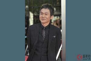 俳優「甲本雅裕」が“愛車”「“庶民派”SUV」との2ショット公開！ “センスがいい”「カクカクモデル」どんなクルマ？