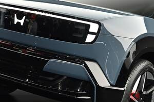 ホンダが「コンパクトSUV」世界初公開！ 光る「H」エンブレム装着した斬新デザイン！ 悪路もイケるエントリーモデル「ゼロアルファ」27年発売へ！ 価格は約460万円か!?
