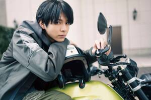 俳優・小宮璃央の「初めての大型バイク”イッキ乗り！」──Vol.3 モト・グッツィ V7 Sport