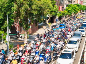 「歩行者地獄」から一転！ マナーの悪いドライバーたちが横断歩道でピタっと止まるようになったワケ “罰金大国”台湾の本気が凄かった