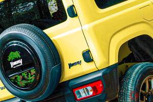 7年目の進化！ スズキ“新”「ジムニー」発表！ カクカクデザインの全長3.4m級「小さいボディ」採用！ 5速MTも設定の「本格軽SUV」何が変わったのか