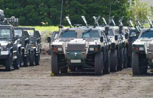 「クマ対策装備」に身を固めた自衛隊員が出動！ドローンも投入し秋田で駆除支援 でも銃は携行しないワケ