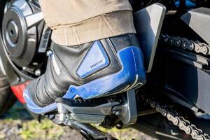 バイクをガッチリとホールドするにはニー（膝）グリップだけじゃ物足りない!? 意外と重要な「ヒールグリップ」とは？