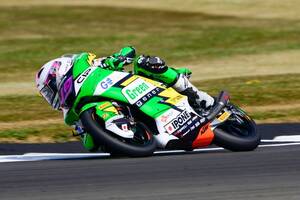 Moto3ドイツ予選｜ウエット路面に転倒多発、PPはオグデン獲得。日本人ライダーQ2で苦戦下位に固まる