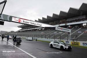 スーパー耐久富士24時間の決勝は雷雨のためスタートディレイ。1時間遅れのスケジュールに