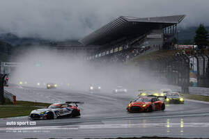 2025スーパー耐久富士24時間の決勝がスタート。雨から乾いていく路面でHitotsuyamaアウディがトップを奪う