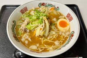 ラーメンに七味!?　なぜかよく合う具材たっぷりの「大佐ラーメン」を堪能　バイクで行く高速道路グルメ　中国道「大佐SA」
