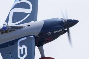 世界最高峰の空のモータースポーツ「エアレースX」が開幕。レクサスが王者・室屋義秀選手と大空に挑むワケ