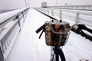 いつもの道路に雪が！ でも自転車に乗らないと……それってダイジョウブ？