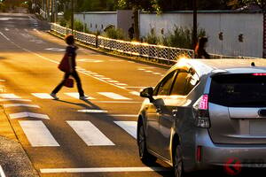 クルマの運転中、歩行者が「お先にどうぞ！」 これ行ってもOK？ 実は「行ったら歩行者妨害」で“検挙”の可能性！ なぜ「譲られ検挙」起きるのか 法律はどうなっている？